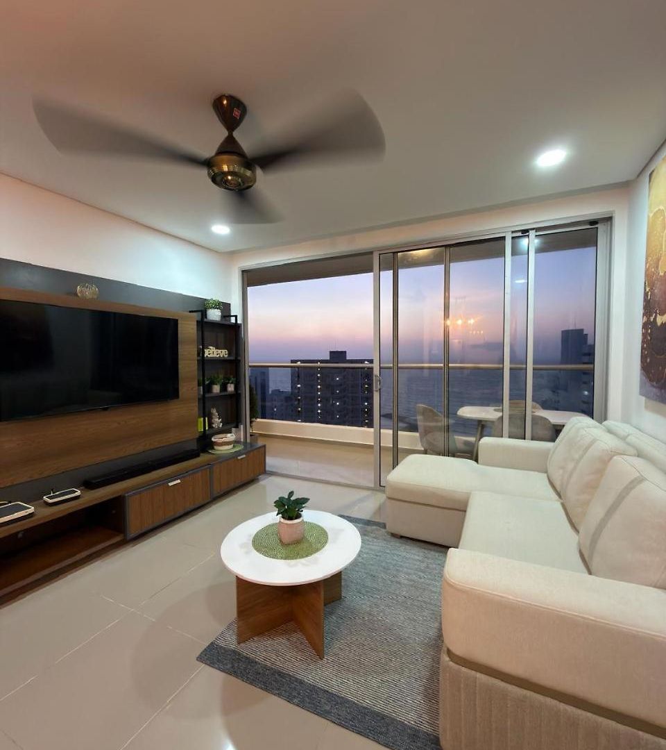 Apartamento Amplio Y Lujoso - Vista Al Mar Y Cerca Al Centro Piso Alto *