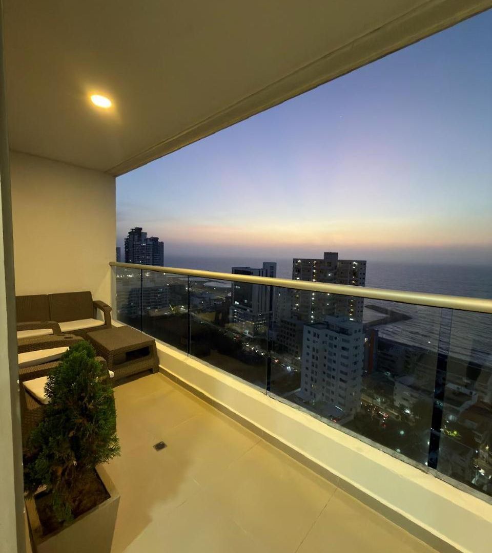 Amplio Y Lujoso - Vista Al Mar Y Cerca Al Centro Piso Alto Apartamento *