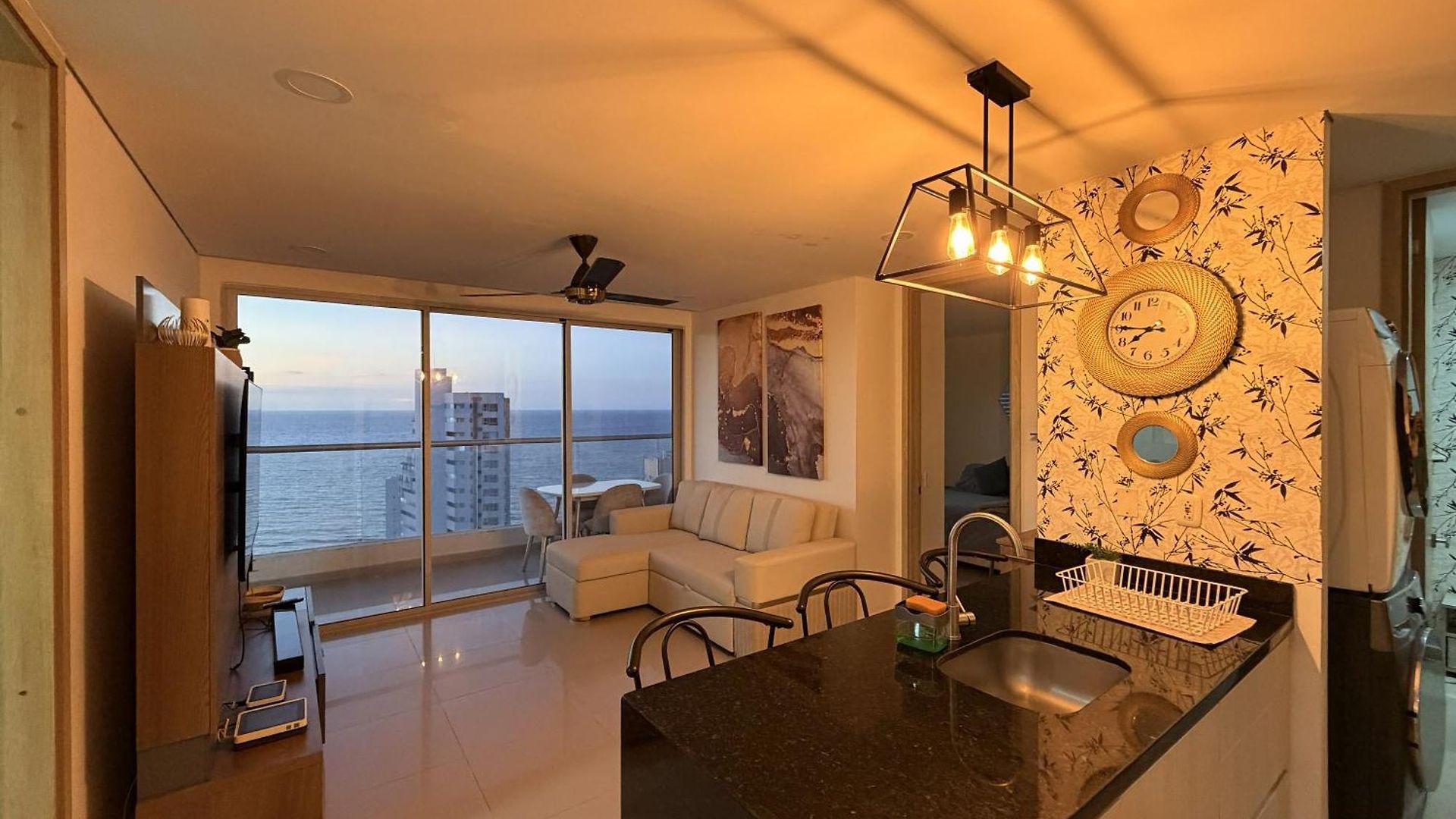Apartamento Amplio Y Lujoso - Vista Al Mar Y Cerca Al Centro Piso Alto *