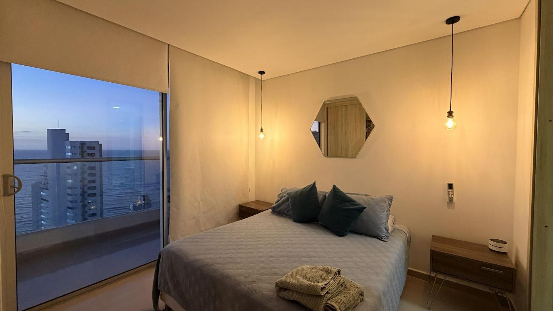 Apartamento Amplio Y Lujoso - Vista Al Mar Y Cerca Al Centro Piso Alto