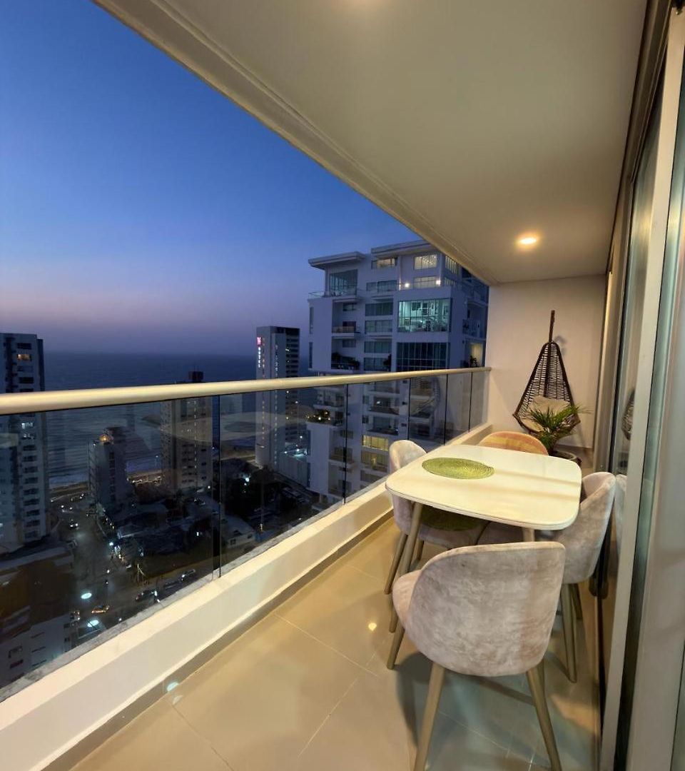 Apartamento Amplio Y Lujoso - Vista Al Mar Y Cerca Al Centro Piso Alto *