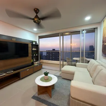 Apartamento Amplio Y Lujoso - Vista Al Mar Y Cerca Al Centro Piso Alto *