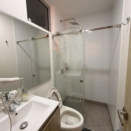 Apartamento Amplio Y Lujoso - Vista Al Mar Y Cerca Al Centro Piso Alto *